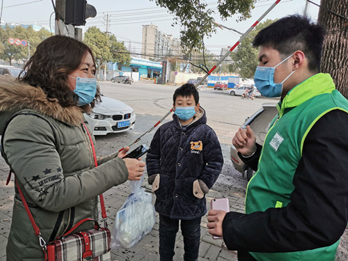 图四 社会工作者为服务对象发放物资_副本_副本.jpg